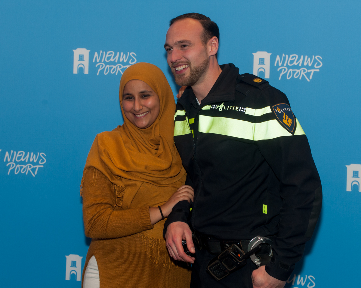 politie en buurtbewoner